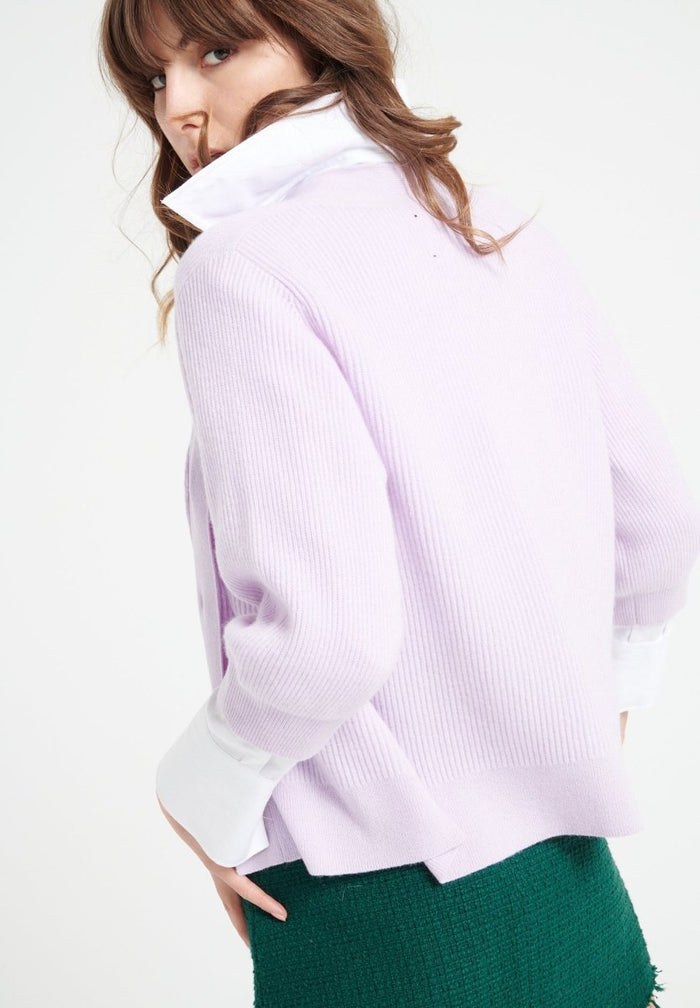 MIA 13 Cardigan col V en cachemire manches courtes à mailles côtelées lilas