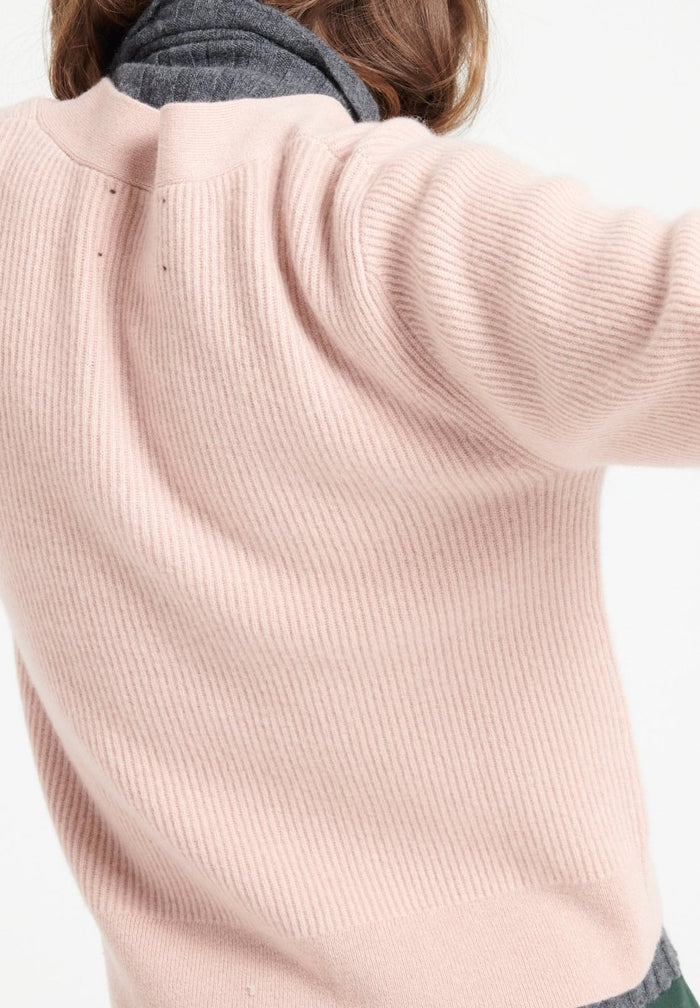 MIA 13 Cardigan col V en cachemire manches courtes à mailles côtelées rose poudré