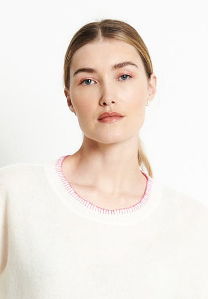 RIA 15 Pull col rond oversize avec couture apparente en cachemire blanc écru