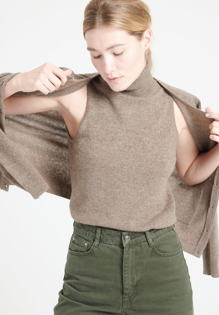 LILLY 13 Pull col roulé sans manches en cachemire taupe