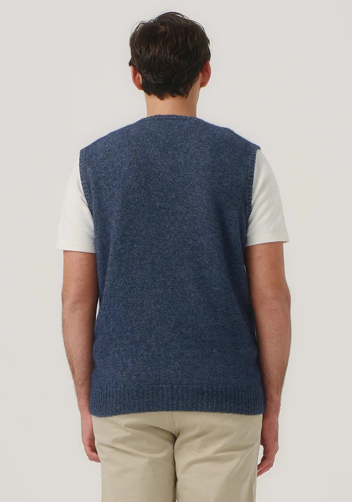 Possum and Merino

100307 Palmer Vest - This classic pullover vest features argyle detailing with hand-stitched cross detail. Team it with a shirt or merino layer to dress it up or down for the office or a day on the green. A classic fit

Made in New Zealand from an exclusive Merinomink blend of 50% ZQ Merino, 40% Brushtail possum and 10% Mulberry silk.