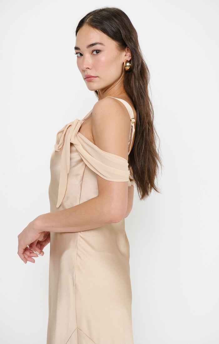 badge_model-wears-size-s