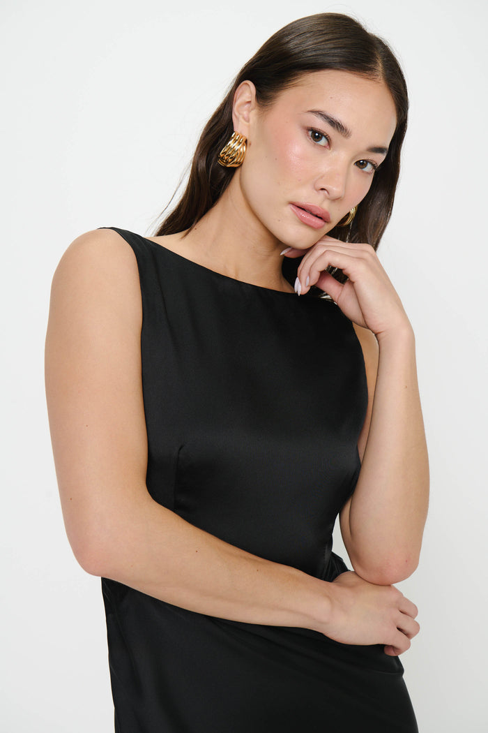 badge_model-wears-size-s