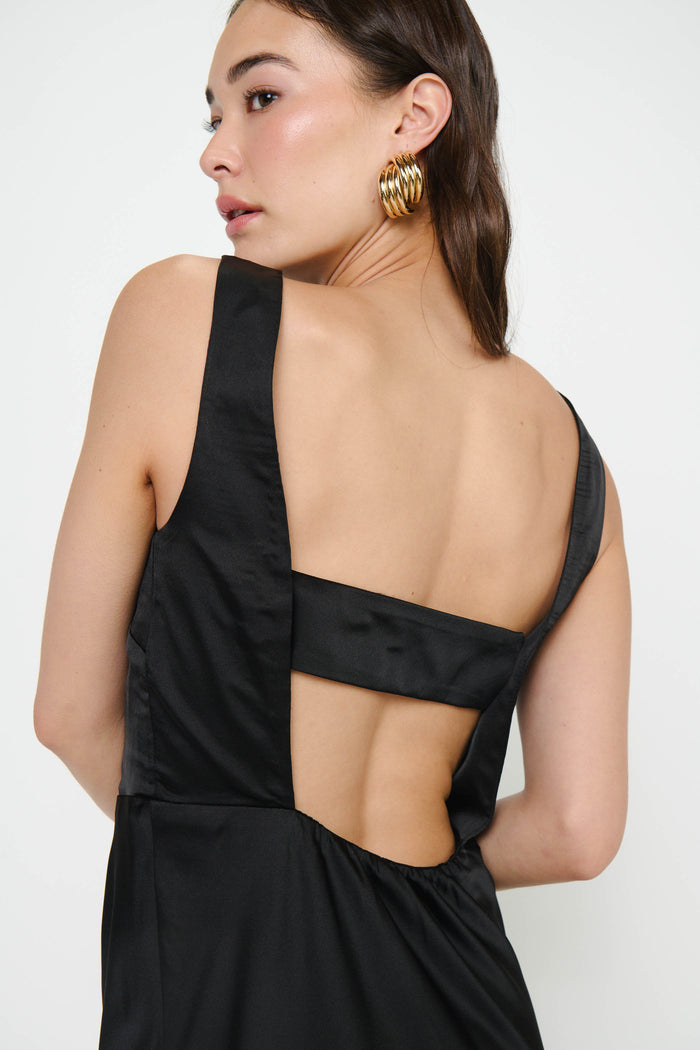 badge_model-wears-size-s