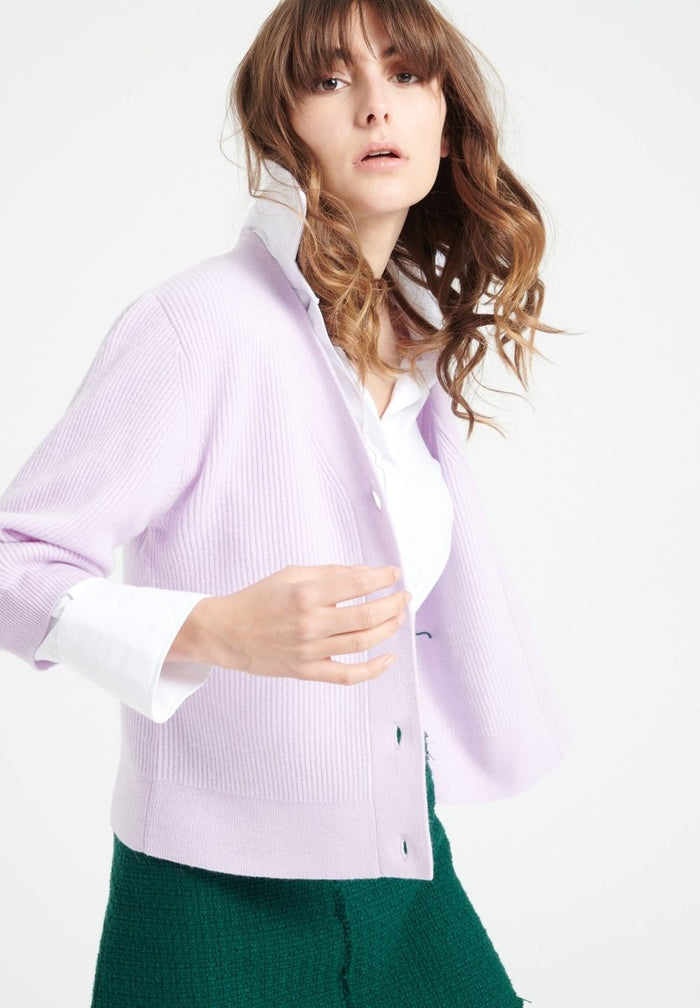 MIA 13 Cardigan col V en cachemire manches courtes à mailles côtelées lilas
