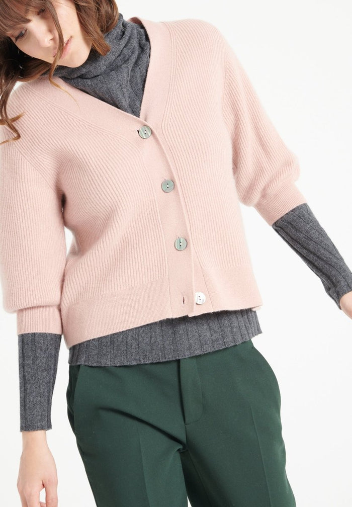 MIA 13 Cardigan col V en cachemire manches courtes à mailles côtelées rose poudré