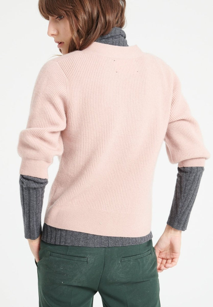 MIA 13 Cardigan col V en cachemire manches courtes à mailles côtelées rose poudré