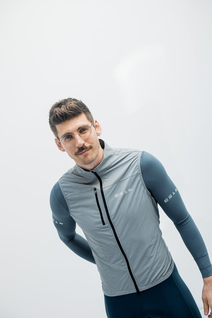 ES16 Supreme Vindvest Grey