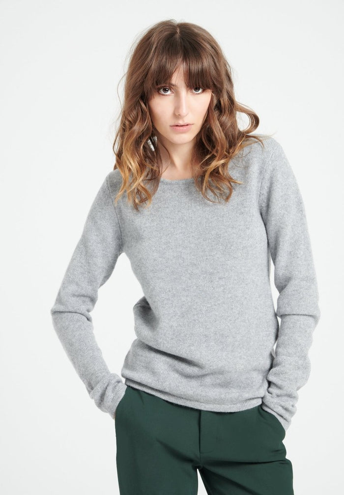 LILLY 18 Pull col bateau en cachemire 4 fils gris clair