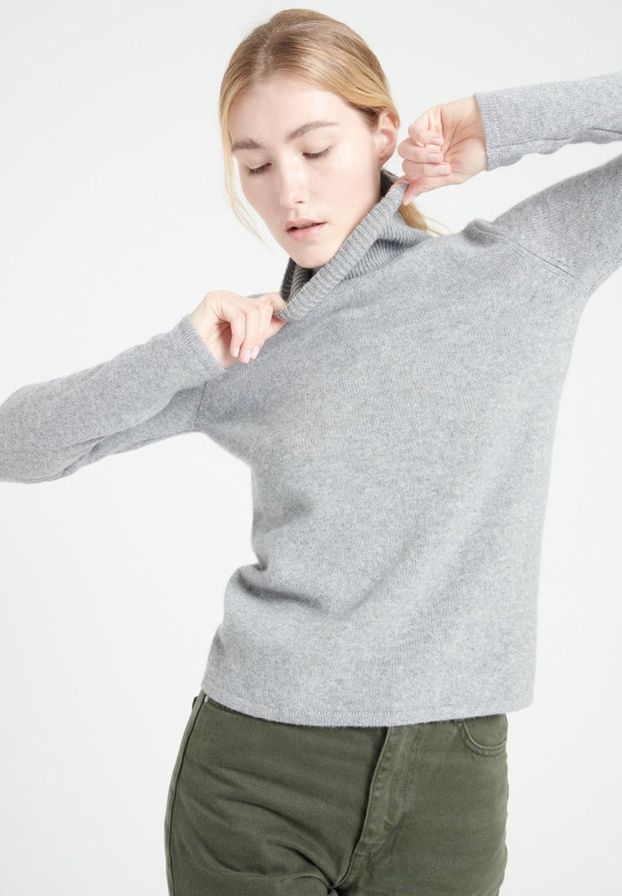 LILLY 19 Pull col roulé en cachemire 4 fils gris clair