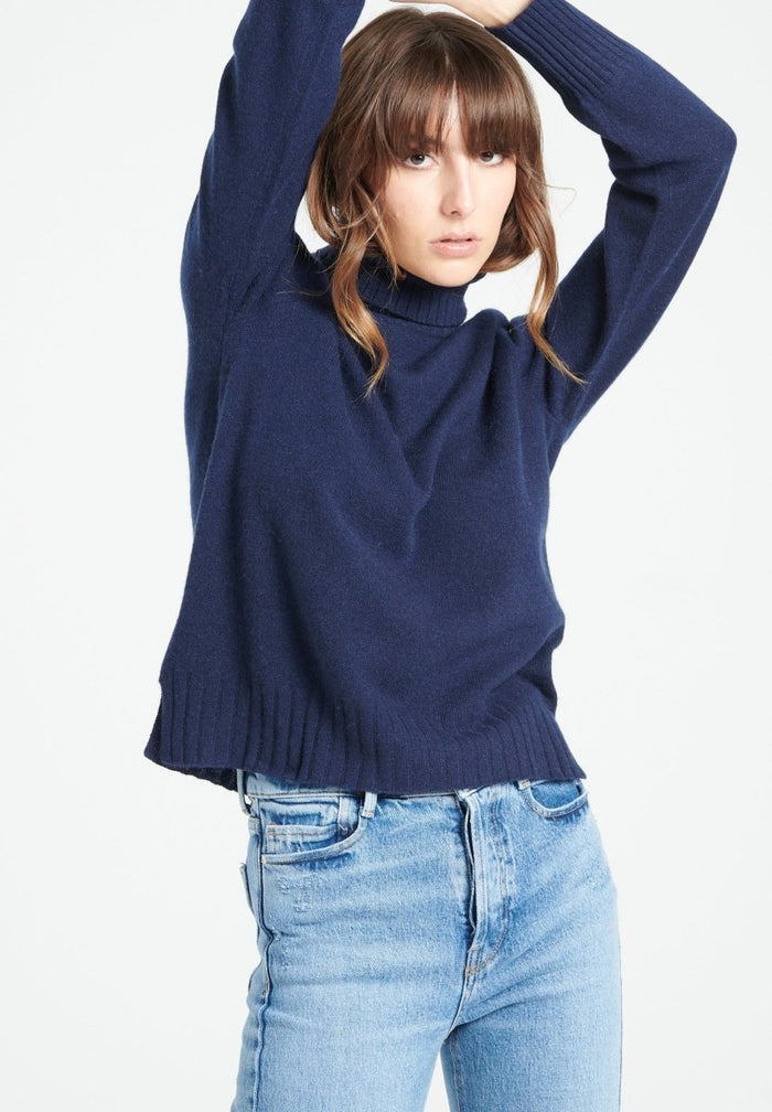 LILLY 22 Pull col roulé en cachemire à manches raglan bleu marine