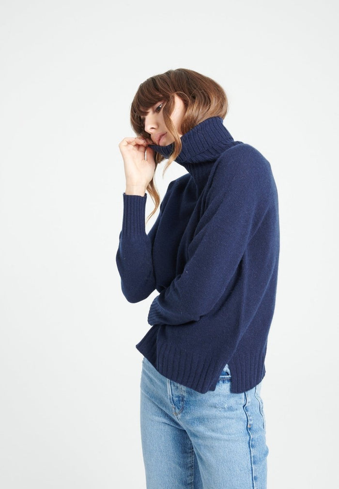 LILLY 22 Pull col roulé en cachemire à manches raglan bleu marine