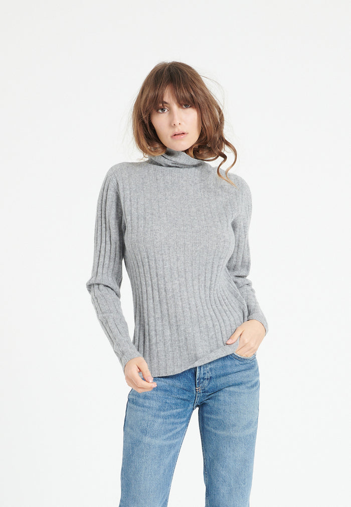 LILLY 15 Pull col roulé en cachemire en côtes traditionnelles gris clair