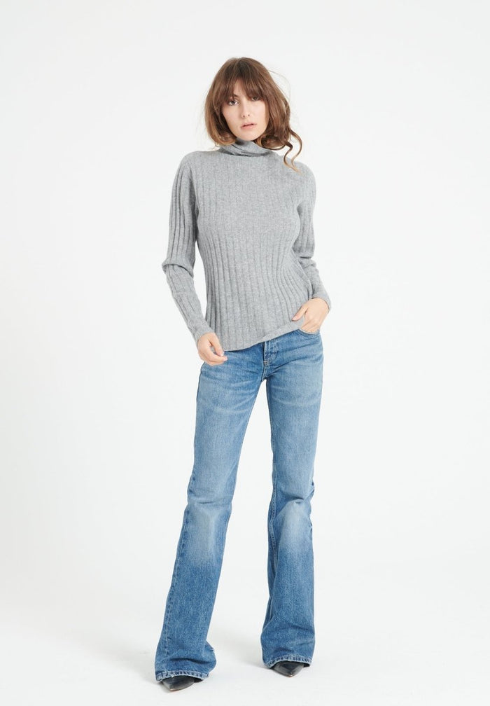 LILLY 15 Pull col roulé en cachemire en côtes traditionnelles gris clair