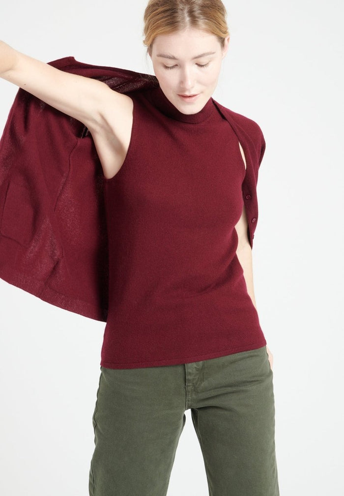 LILLY 13 Pull col roulé sans manches en cachemire rouge bordeau