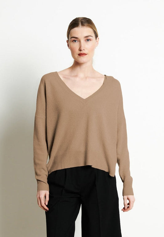 RIA 3 Pull col V profond oversize en cachemire beige foncé