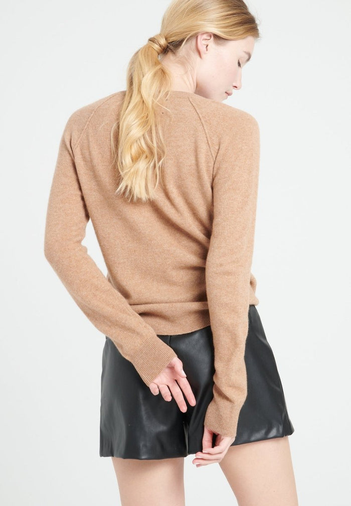 LILLY 6 Pull col V en cachemire ample camel
