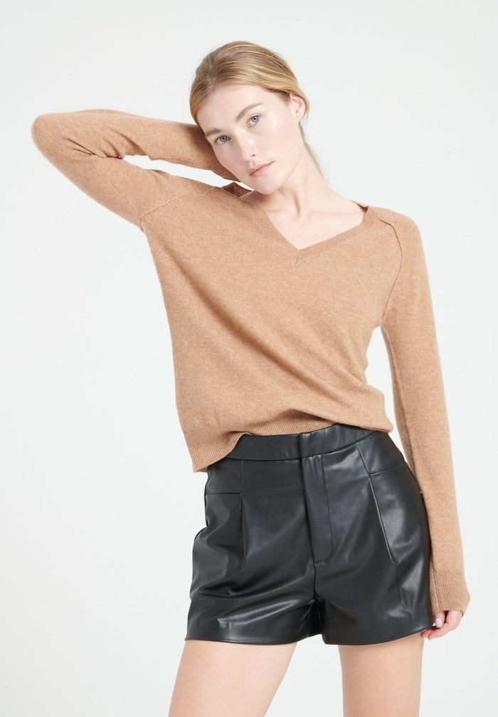 LILLY 6 Pull col V en cachemire ample camel