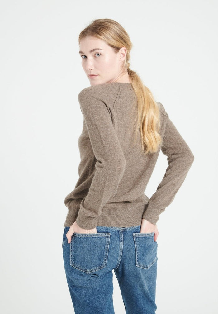 LILLY 6 Pull col V en cachemire ample taupe