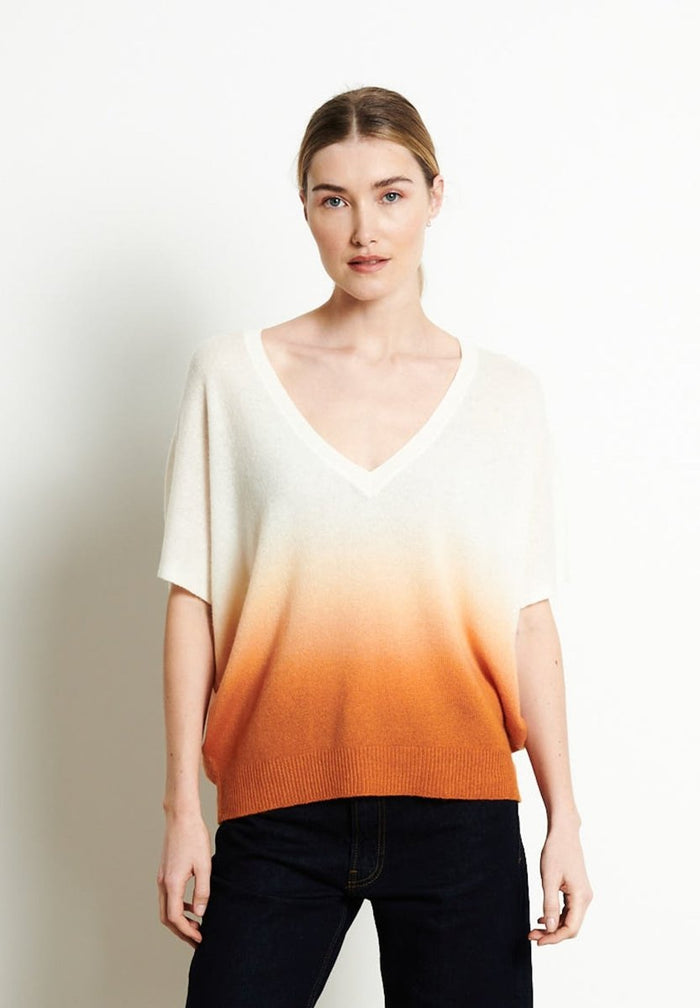 RIA 7 Pull col V manches chauve - souris tie & dye en cachemire écru imprimé orange