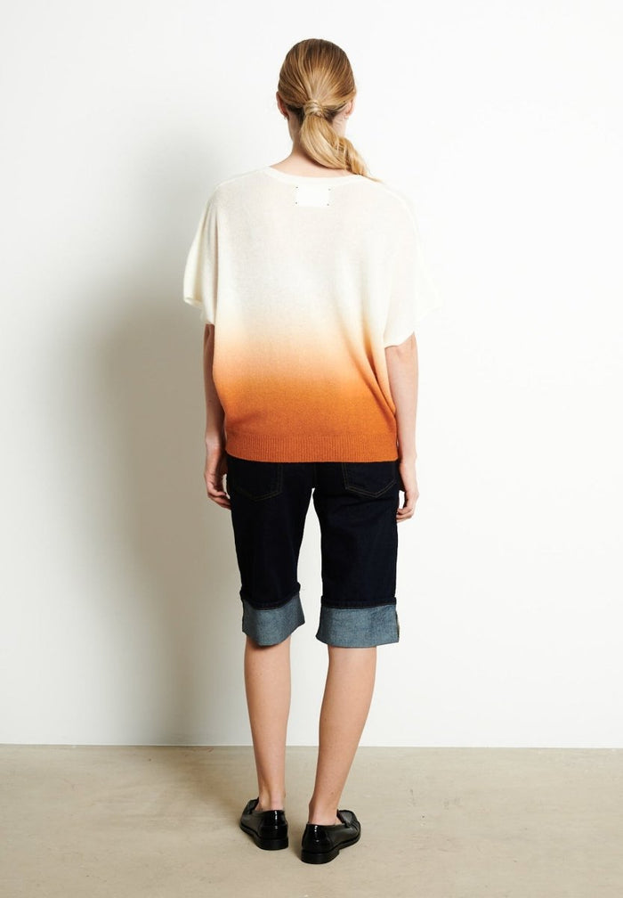 RIA 7 Pull col V manches chauve - souris tie & dye en cachemire écru imprimé orange