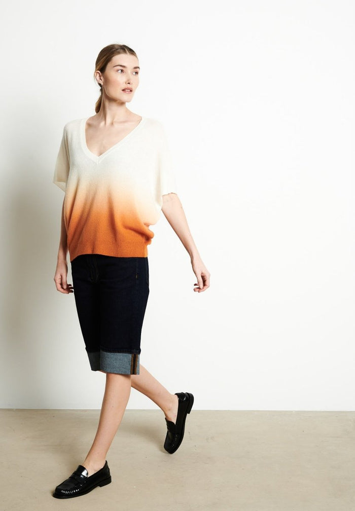 RIA 7 Pull col V manches chauve - souris tie & dye en cachemire écru imprimé orange