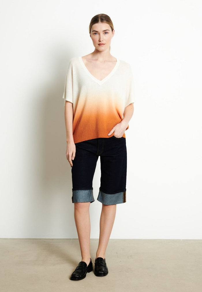 RIA 7 Pull col V manches chauve - souris tie & dye en cachemire écru imprimé orange