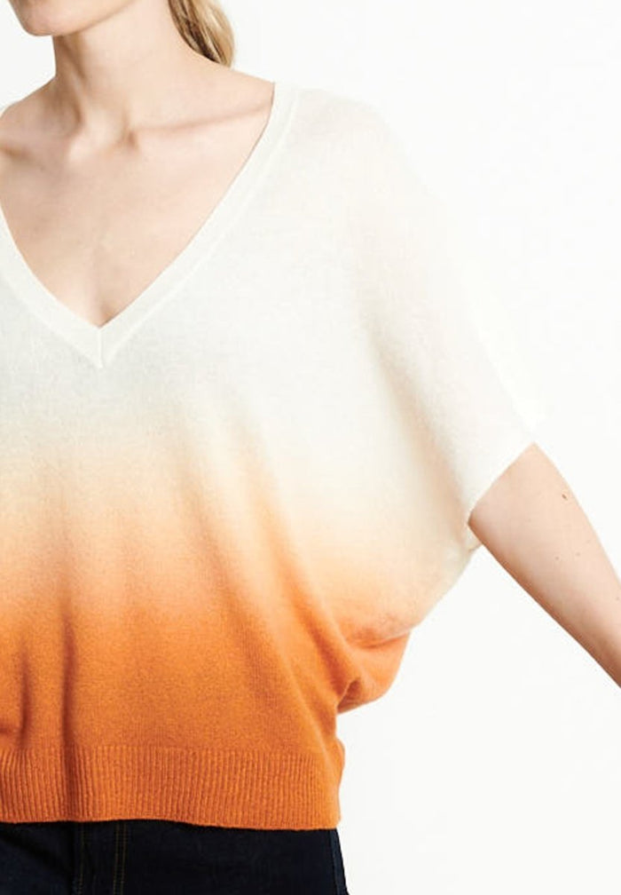 RIA 7 Pull col V manches chauve - souris tie & dye en cachemire écru imprimé orange