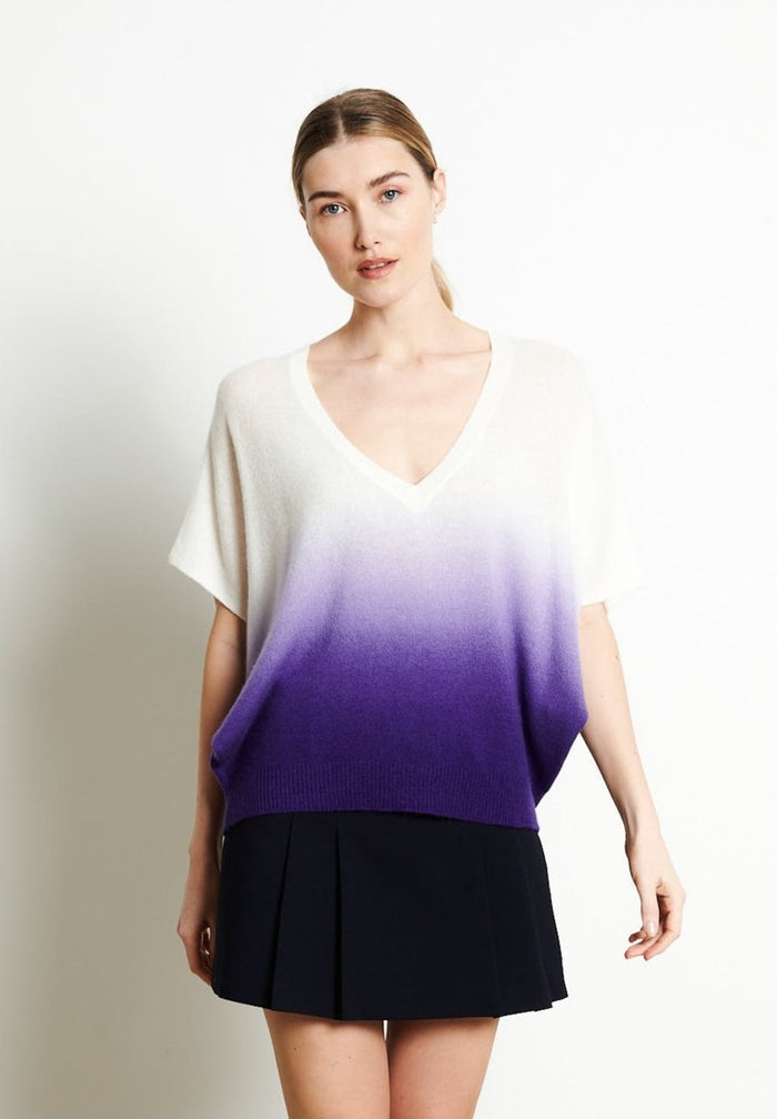 RIA 7 Pull col V manches chauve - souris tie & dye en cachemire écru imprimé violet