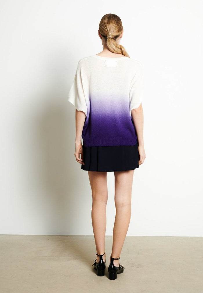 RIA 7 Pull col V manches chauve - souris tie & dye en cachemire écru imprimé violet