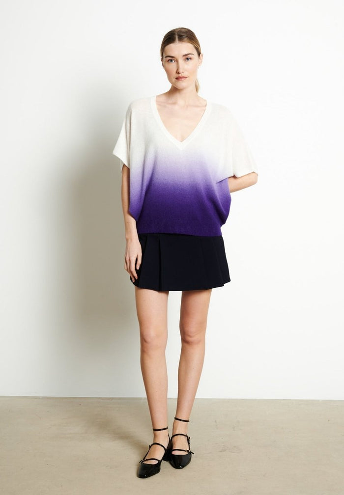 RIA 7 Pull col V manches chauve - souris tie & dye en cachemire écru imprimé violet