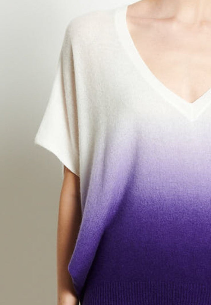 RIA 7 Pull col V manches chauve - souris tie & dye en cachemire écru imprimé violet