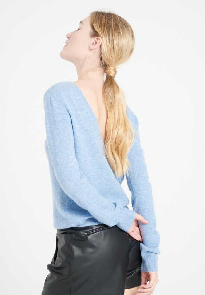MIA 7 Pull décolleté en V dans le dos en cachemire bleu ciel