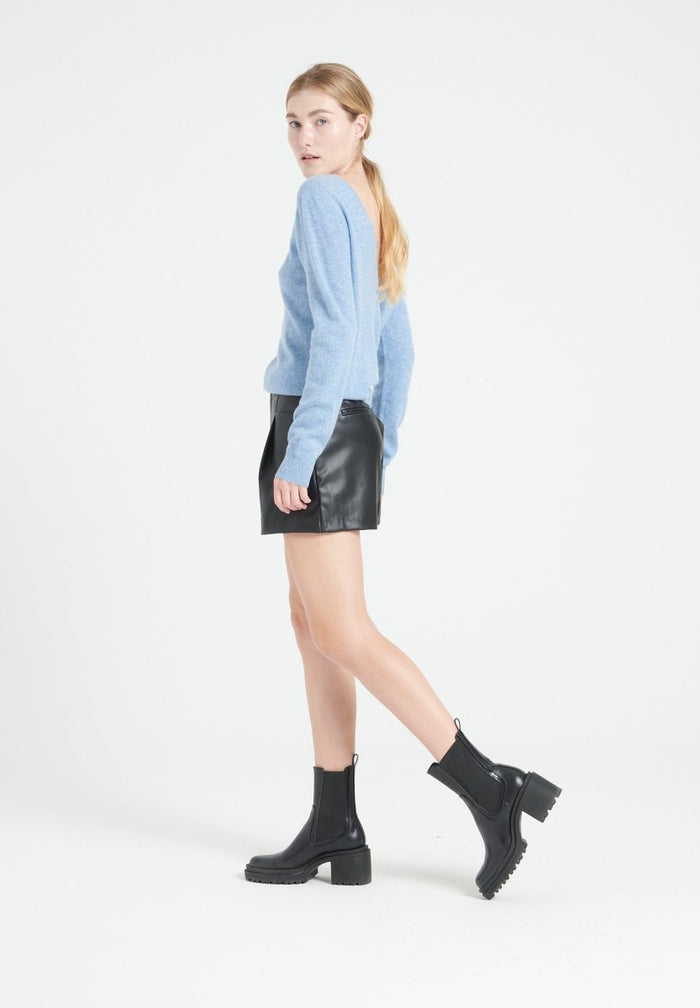 MIA 7 Pull décolleté en V dans le dos en cachemire bleu ciel