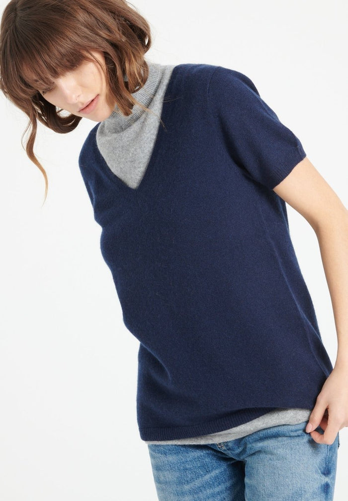 LILLY 14 T-shirt col V en cachemire manches courtes bleu marine