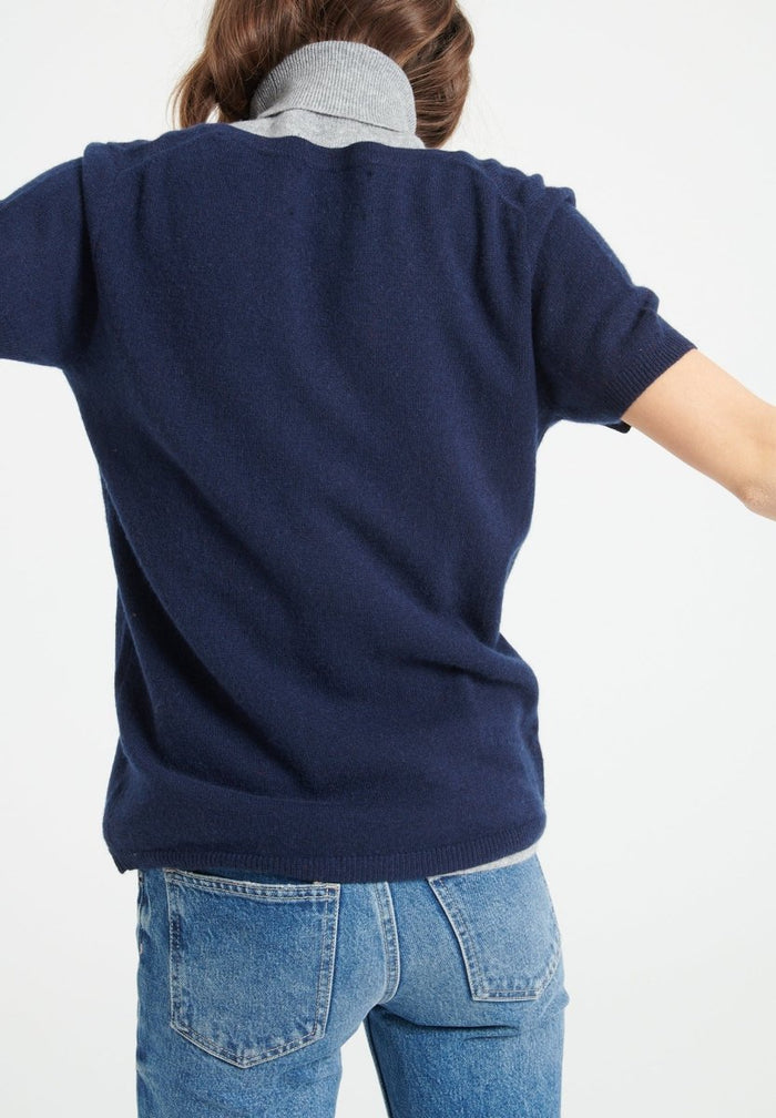 LILLY 14 T-shirt col V en cachemire manches courtes bleu marine