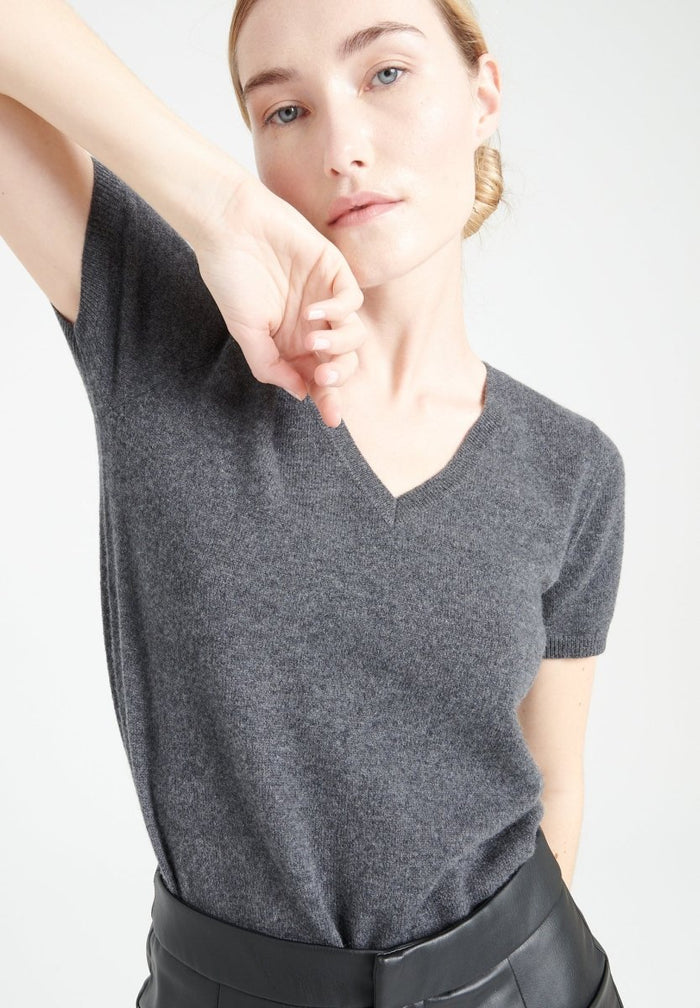 LILLY 14 T-shirt col V en cachemire manches courtes gris anthracite