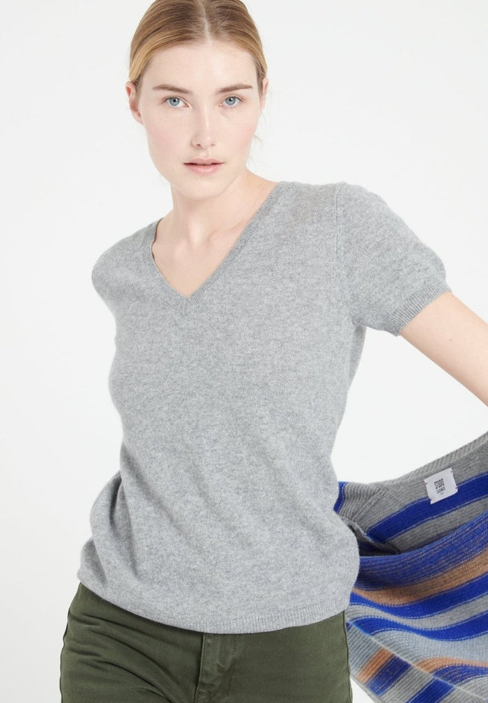 LILLY 14 T-shirt col V en cachemire manches courtes gris clair