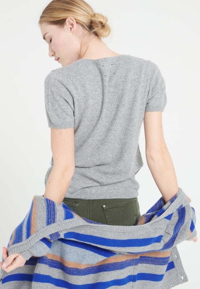 LILLY 14 T-shirt col V en cachemire manches courtes gris clair