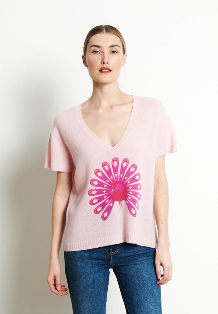 RIA 5 T-shirt col V en cachemire imprimé paon rose baby