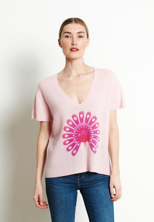 RIA 5 T-shirt col V en cachemire imprimé paon rose baby