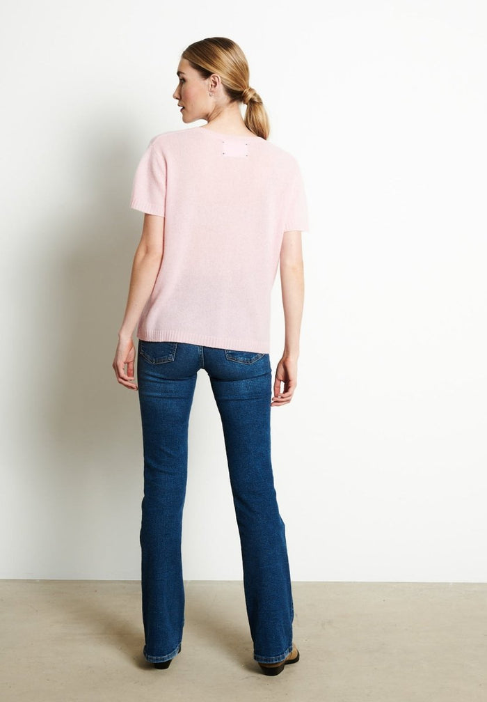 RIA 5 T-shirt col V en cachemire imprimé paon rose baby