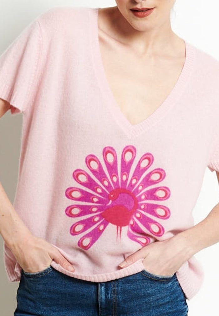 RIA 5 T-shirt col V en cachemire imprimé paon rose baby