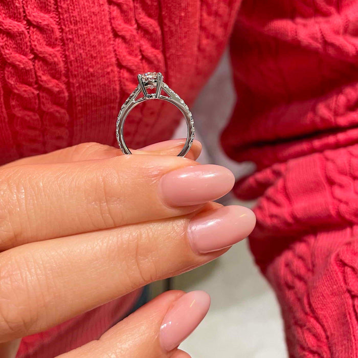 VossAgin Round Brilliant Engagement Ring